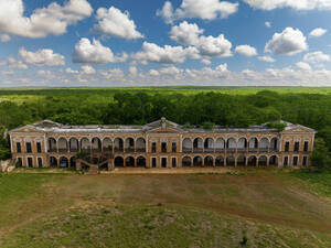 Luftaufnahme der verlassenen Hacienda Tabi mit Bögen und Kolonialfassade, Ticul, Yucatan, Mexiko. - AAEF28963