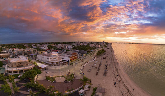 Luftaufnahme des wunderschönen Strandes von Progreso bei Sonnenuntergang, Yucatan, Mexiko. - AAEF28967