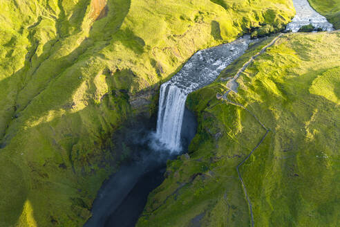 Drohnenaufnahme des Skógafoss-Wasserfalls bei Sonnenaufgang im Sommer, Südisland. - AAEF28976
