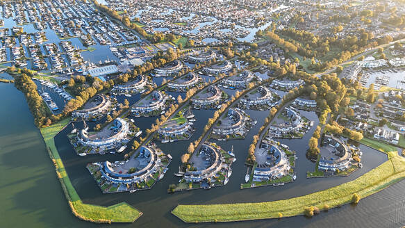 Drohnenansicht von Lemmer, einer von Wasser umgebenen Stadt, Wasser- und Wohninfrastruktur am IJsselmeer, Niederlande. - AAEF28986