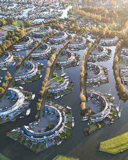 Drohnenansicht von Lemmer, einer von Wasser umgebenen Stadt, Wasser- und Wohninfrastruktur am IJsselmeer, Niederlande. - AAEF28987
