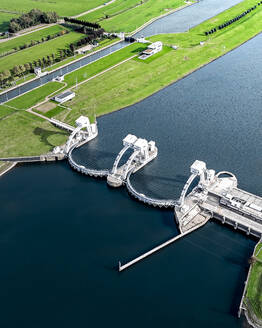 Drohnenaufnahme des Wasserkraftwerks Nederrijn, Waterkrachtcentrale Maurik, Niederlande. - AAEF28989