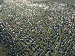 Luftaufnahme des Wohnviertels in Thann im Departement Haut-Rhin, im Grand East, Elsass, Frankreich. - AAEF29003