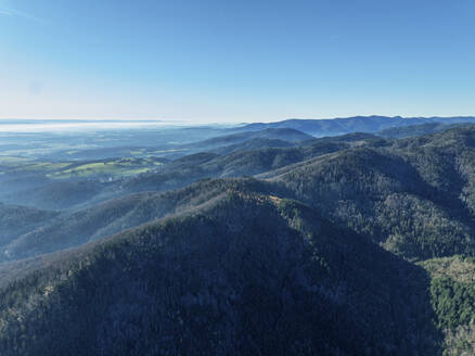 Luftaufnahme des Berggebiets Thann im Haut-Rhin, im Grand East, Elsass, Frankreich. - AAEF29004