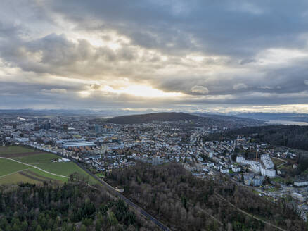 Luftaufnahme der Stadt Zürich am Wintermorgen, Schweiz. - AAEF29020