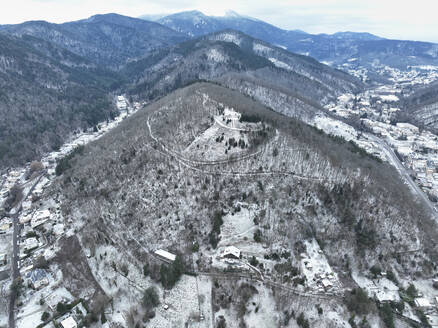 Luftaufnahme von Schnee in der Bergregion Thann des Haut-Rhin, im Grand East, Elsass, Frankreich. - AAEF29028