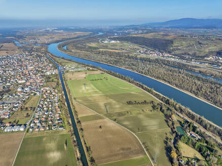 Luftaufnahme des Rheins in Kembs im Departement Haut-Rhin, im Grand East, Elsass, Frankreich. - AAEF29035