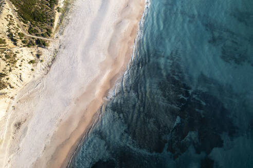 Luftaufnahme eines weißen Sandstrandes von oben mit ruhigem türkisblauem Wasser, Port Willunga, South Australia, Australien. - AAEF29042