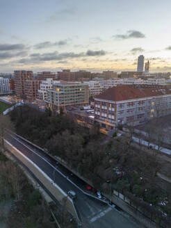 Luftaufnahme des Olympischen Dorfes der Athleten für die Olympischen Spiele von Paris 2024 bei Sonnenaufgang, Saint-Ouen, Ile-de-France, Frankreich - AAEF29057