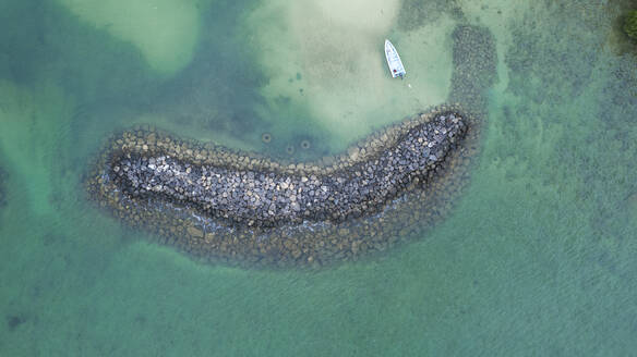 Luftaufnahme von Tamarin mit klarem Wasser und Boot, Riviere Noire, Mauritius. - AAEF29066