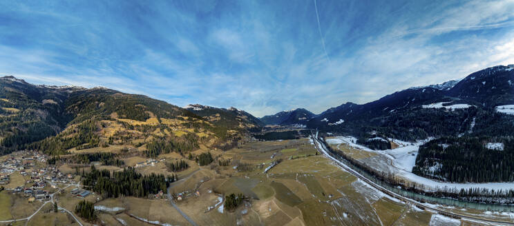 Drohnen-Panoramablick im Winter auf das Drautal in Kärnten, Österreich: Die Drau fließt durch dieses Tal in den österreichischen Alpen mit dem Goldeck in der Ferne. - AAEF29070