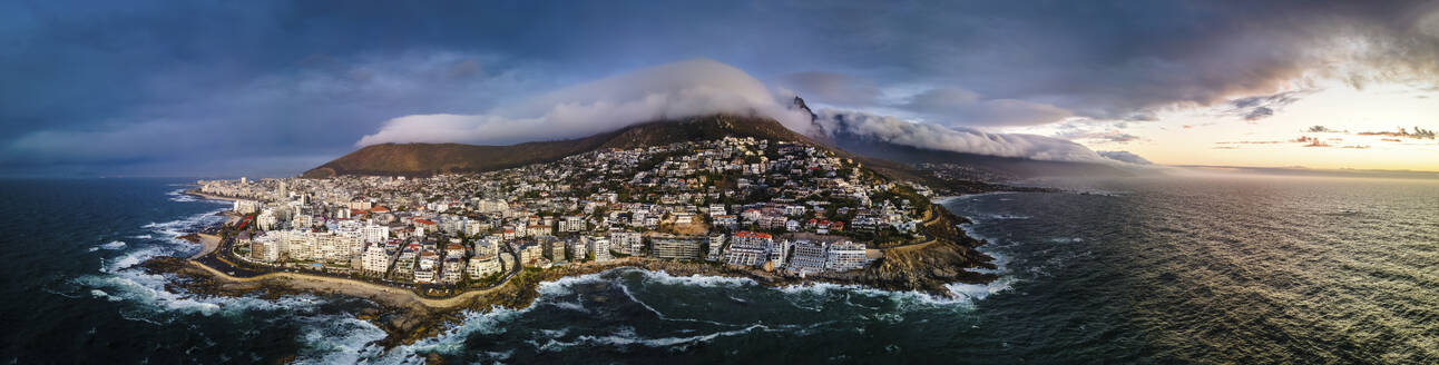 Panoramablick auf Bantry Bay und niedrige Wolken über dem Lion's Head Mountain mit dem Tafelberg im Hintergrund bei Sonnenuntergang, Bantry Bay, Kapstadt, Südafrika. - AAEF29075