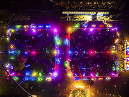 Luftaufnahme eines Musikfestivals in Bangkok, Thailand. - AAEF29082