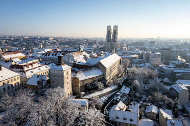 Luftaufnahme der verschneiten Altstadt von Zagreb im Winter, Kroatien. - AAEF29084