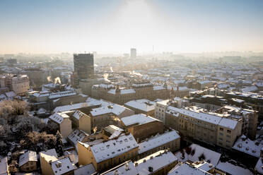 Luftaufnahme der verschneiten Altstadt von Zagreb im Winter, Kroatien. - AAEF29085