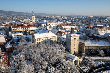 Luftaufnahme der verschneiten Altstadt von Zagreb im Winter, Kroatien. - AAEF29086