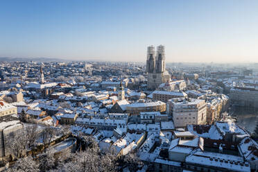 Luftaufnahme der verschneiten Altstadt von Zagreb im Winter, Kroatien. - AAEF29088