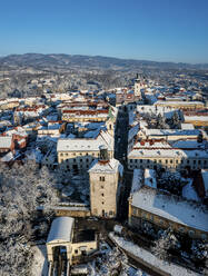 Luftaufnahme der verschneiten Altstadt von Zagreb im Winter, Kroatien. - AAEF29090