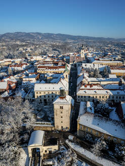 Luftaufnahme der verschneiten Altstadt von Zagreb im Winter, Kroatien. - AAEF29090