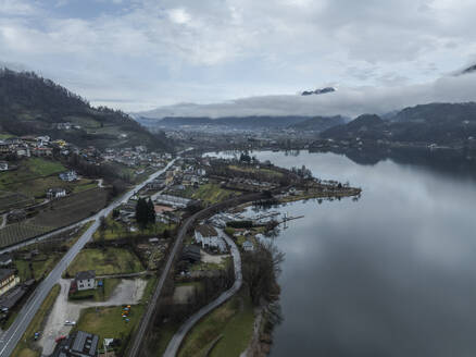 Luftaufnahme des Caldonazzo-Sees in Pergine Valsugana, Trentino, Italien. - AAEF29113