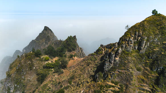 Drohnenansicht der Berggipfel und des Weges auf der Insel Santo Antao während eines Sandsturms in der Sahara, Kap Verde. - AAEF29131