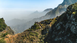 Drohnenansicht der Berggipfel und des Weges auf der Insel Santo Antao während eines Sandsturms in der Sahara, Kap Verde. - AAEF29132