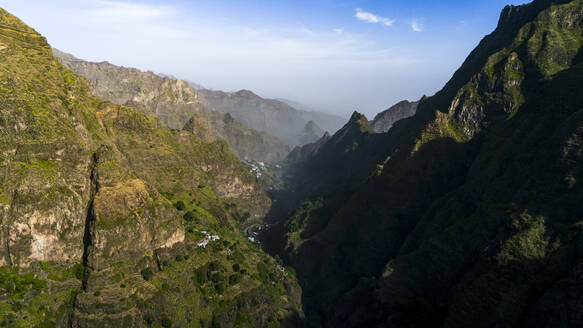 Drohnenaufnahme von XoXo im Ribeira da Torre-Tal bei Sonnenaufgang, Naturpark Cova-Paul-Ribeira da Torre, Insel Santo Antao, Kap Verde. - AAEF29138