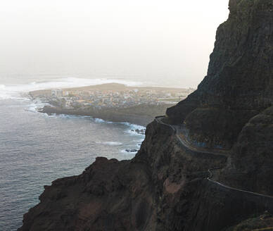 Luftaufnahme einer Drohne von der Küste, den Klippen und der Straße von Fontainhas mit Blick auf Ponta do Sol, nördlich der Insel Santo Antao, Kap Verde. - AAEF29143