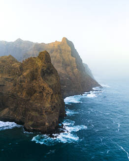 Luftaufnahme einer Drohne von der Küste und den Klippen bei Fontainhas während des Sonnenaufgangs, nördlich der Insel Santo Antao, Kap Verde. - AAEF29145