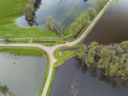 Abstrakte Luftaufnahme der Kreuzung bei Hochwasser der Vecht, Beerze, Vechtdal, Overijssel, Niederlande. - AAEF29154