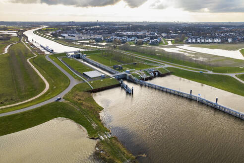 Luftaufnahme der Schleuse im Kanal Maximakanaal vor dem Dorf Empel, Noord-Brabant, Niederlande. - AAEF29158