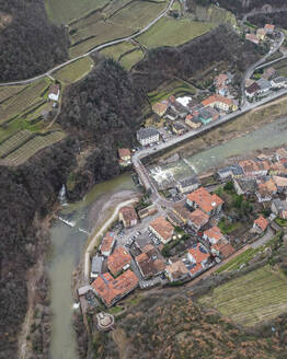 Luftaufnahme von Lavis, Trentino mit Fluss und Bach Avisio, Italien. - AAEF29164