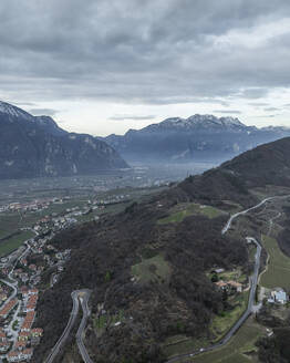 Luftaufnahme von Lavis, Trient, bewölkt, Trentino, Italien. - AAEF29167