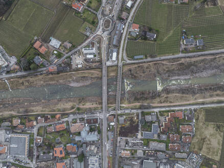 Luftaufnahme von Lavis, Trient mit dem Fluss Avisio, einem Bach, einer Straße und einer Eisenbahnlinie, Trentino, Italien. - AAEF29174