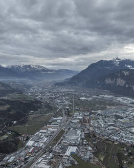 Luftaufnahme von Trient, Lavis und den umliegenden Städten in den italienischen Alpen, Trentino, Italien. - AAEF29182