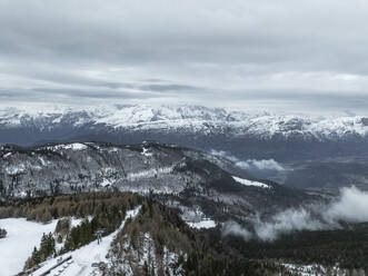 Luftaufnahme des Monte Boldone in den majestätischen Alpen, Trentino, Italien. - AAEF29184