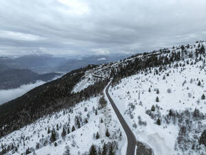 Luftaufnahme des Monte Boldone in den verschneiten Alpen, Trentino, Italien. - AAEF29185