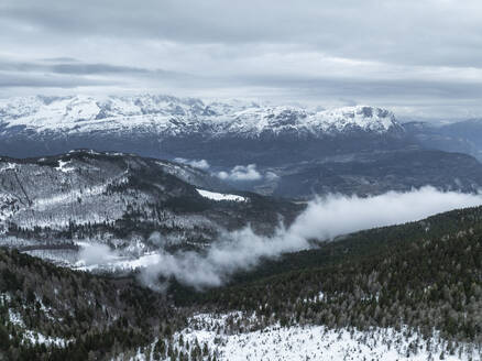 Luftaufnahme des Monte Boldone in den Alpen, Trentino, Italien. - AAEF29186