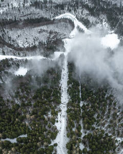 Luftaufnahme des Monte Boldone im Winter mit verschneiten Alpen und Dolomiten, Trentino, Italien. - AAEF29189