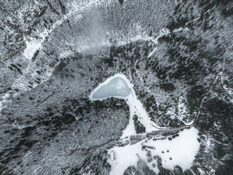 Luftaufnahme des gefrorenen Monte Boldone in den Alpen, Trentino, Italien. - AAEF29191