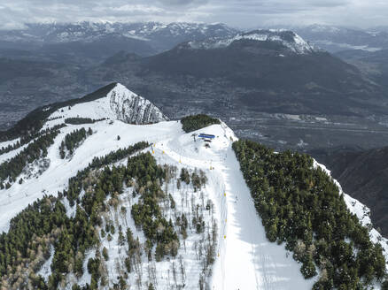 Luftaufnahme des Monte Boldone in den Alpen, Trentino, Italien. - AAEF29205