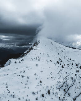 Luftaufnahme des Monte Boldone und des Gipfels Palon in den majestätischen Dolomiten, Trentino, Italien. - AAEF29209