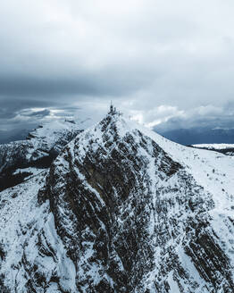 Luftaufnahme des Monte Boldone und des Gipfels von Palon in den Alpen, Trentino, Italien. - AAEF29210