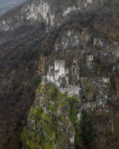 Luftaufnahme von Schloss Haderburg und der umliegenden Natur, Salorno, Südtirol, Italien. - AAEF29219