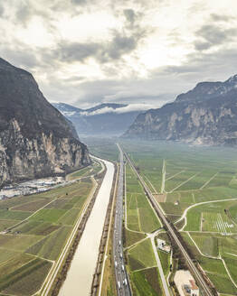 Luftaufnahme des Flusses Etsch, Weinberg, Salorno, Südtirol, Italien. - AAEF29222