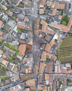 Luftaufnahme eines schönen, historischen italienischen Dorfes in der Region Südtirol, Salorno, Italien. - AAEF29229