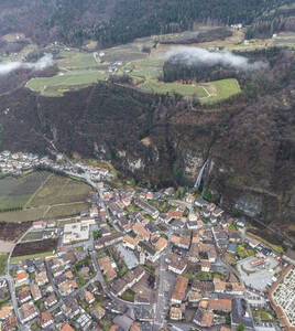 Luftaufnahme von Salorno mit dem Titschen Wasserfall, Südtirol, Italien. - AAEF29231