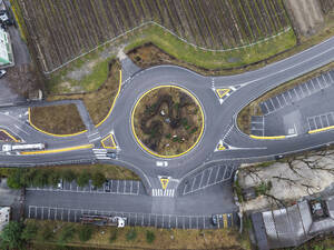 Luftaufnahme der schönen städtischen Straßeninfrastruktur, Salorno, Südtirol, Italien. - AAEF29235