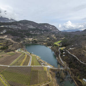 Luftaufnahme des Terlago-Sees und der umliegenden Natur in Vallelaghi, Trentino, Italien. - AAEF29236