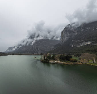 Luftaufnahme des Toblino-Sees in den Dolomiten, Trentino, Italien. - AAEF29239
